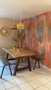 CommentryにあるGîte Minimalistの木製テーブル(鉢植えの植物付)