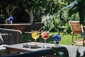 a table with two glasses of drinks on it at Mirabelle Pension Sankt Ursula in Saltusio
