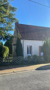 CommentryにあるGîte Minimalistの黒屋根の白屋