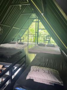 Postel nebo postele na pokoji v ubytování The Black Hut Villa