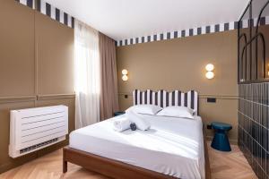 a bedroom with a large bed with white sheets at Studio Élégant-Une Escapade Raffinée en Plein Cœur de la Ville in Lyon