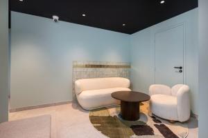 a living room with two chairs and a table at Studio Élégant-Une Escapade Raffinée en Plein Cœur de la Ville in Lyon +3 photos