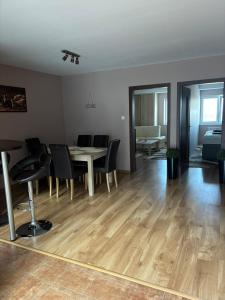 een lege woonkamer met een tafel en stoelen bij Mimi Apartment in Veľký Slavkov +10 foto's