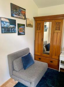 a living room with a couch and a mirror at Little Cabin in Middlepoint in Halfmoon Bay