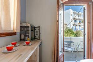 una cucina con bancone e due tazze sopra di En Tino 4 a Città di Tinos
