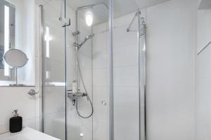 une douche avec une porte vitrée dans une salle de bain dans l'établissement Sand 68, à Steinau an der Straße 68 autres photos