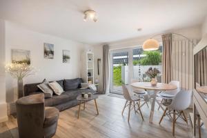 ein Wohnzimmer mit Sofa und Tisch in der Unterkunft He, wat mooi in Lübeck