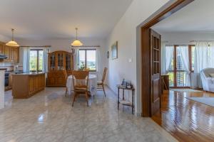 Η κουζίνα ή μικρή κουζίνα στο Maria Buzet 2 with Balcony