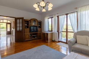 Μια τηλεόραση ή/και κέντρο ψυχαγωγίας στο Maria Buzet 2 with Balcony