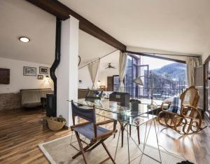 a dining room with a glass table and chairs at Casa Rural de Benitandus in Alcudia de Veo
