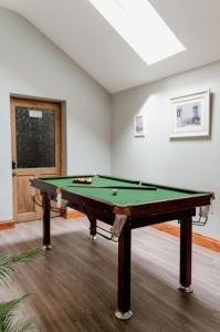 Devils BridgeにあるCambrian Farm House By Birch Staysのプール付きの部屋(卓球台付)