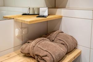 ein Handtuch auf einer Theke in einer Küche in der Unterkunft Stoana Apt 4-1 in San Giacomo + 37 Fotos