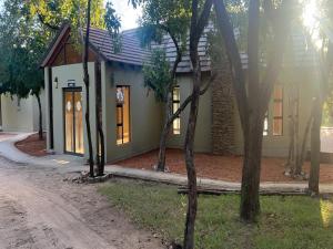 Το κτήριο όπου στεγάζεται  το οργανωμένο κάμπινγκ +3 φωτογραφίες