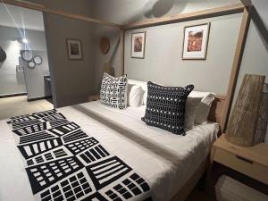 Ένα ή περισσότερα κρεβάτια σε δωμάτιο στο Cheetah Paw Safari Lodge