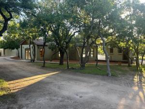 Το κτήριο όπου στεγάζεται  το οργανωμένο κάμπινγκ