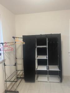 Palanda nebo palandy na pokoji v ubytování Apartman Ćorić + 4 fotografie