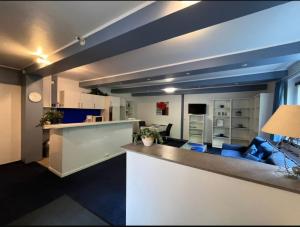 an open kitchen and living room with blue furniture at Praktisches Apartment für Monteure, Handwerker, Reisende in Wolfenbüttel