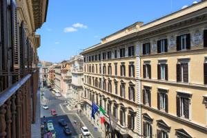 - une vue sur une rue de la ville avec des bâtiments et des voitures dans l'établissement Mascagni Luxury Rooms & Suites, à Rome