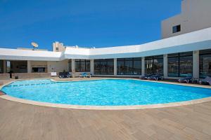 a large swimming pool in front of a building at Apartamento Magnolia in Porto de Mós