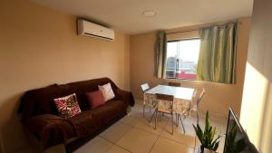 un salon avec un canapé et une table dans l'établissement Apart 2 habitaciones vista a Itaipú - 32, à Ciudad del Este