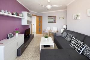 ein Wohnzimmer mit Sofa und Tisch in der Unterkunft Impresionantes vistas al mar Torrox in Torrox