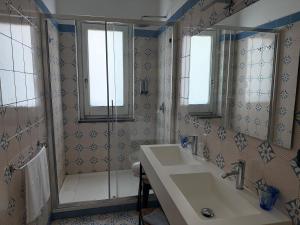 une salle de bain avec un lavabo et une douche dans l'établissement Villa Giovanna, à Sorrente 77 autres photos
