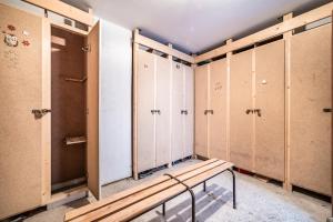 a row of lockers in a locker room at Studio pied des pistes - Bernex in Bernex