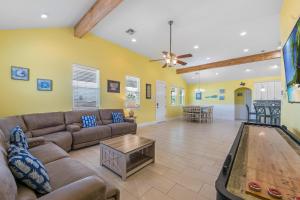 una sala de estar con un sofá y una mesa en Shore Havin Fun, en Mustang Beach