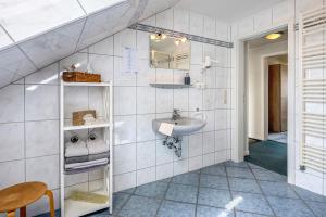 a bathroom with a sink and a mirror at Wohnung Hallighof in Honkenswarft