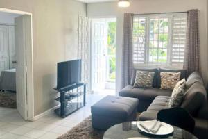 un salon avec un canapé et une télévision dans l'établissement 1 Bed Apartment Sleeps 4 with Free Parking, à Kingston