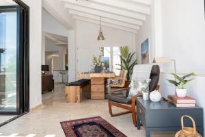 ein Wohnzimmer mit Sofa und Tisch in der Unterkunft Casa Trebol - Private Pool Villa in San Javier