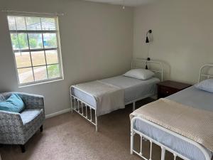 Giường trong phòng chung tại Stay-in' - close-in, clutter-free rental-only home