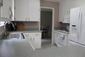 Nhà bếp/bếp nhỏ tại Stay-in' - close-in, clutter-free rental-only home