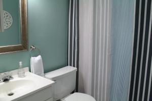 Phòng tắm tại Stay-in' - close-in, clutter-free rental-only home +7 ảnh