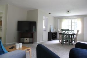 TV/trung tâm giải trí tại Stay-in' - close-in, clutter-free rental-only home