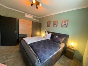 Postel nebo postele na pokoji v ubytování Zur Schwalbe + 36 fotografií