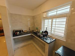 Kuchyň nebo kuchyňský kout v ubytování HI BLISS AIRPORT HOTEL - SAlBALA