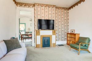 TV/trung tâm giải trí tại 2 Blocks to Ohio River! Historic Victorian Gem