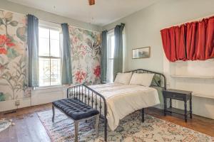 Giường trong phòng chung tại 2 Blocks to Ohio River! Historic Victorian Gem