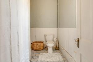 Phòng tắm tại 2 Blocks to Ohio River! Historic Victorian Gem +30 ảnh