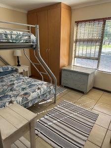 a bedroom with a bunk bed and a window at SEE n BERG RUSPLEK in Tergniet