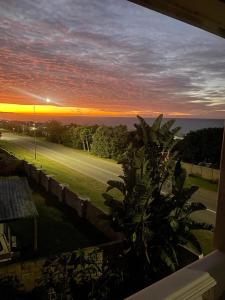 a view of a sunset from the balcony of a house at SEE n BERG RUSPLEK in Tergniet +7 photos