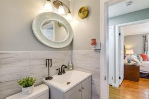 Koupelna v ubytování Global Staycation! Scenic Pikesville Family Home + 25 fotografií