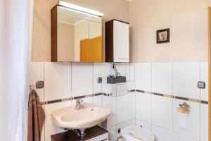 バート・ヘルスフェルトにあるFerienwohnung Sonnenscheinの洗面台とトイレ付きのバスルーム +20枚の写真