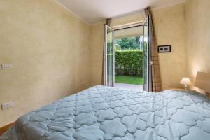 a bedroom with a large bed and a window at Appartamento Gardazzurro in Padenghe sul Garda