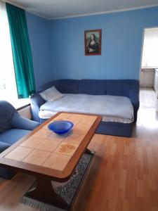 een woonkamer met een tafel en een bank bij Fewo Wellnesspalast in Bad Nauheim