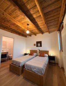 - 2 lits dans une chambre dotée de plafonds en bois dans l'établissement Ai Sassi Valdobbiadene, à Valdobbiadene 22 autres photos