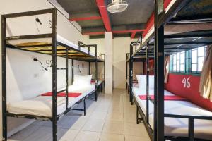 En eller flere senge i et værelse på The Rock House Hostel + 44 billeder