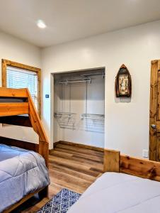 ein Schlafzimmer mit einem Etagenbett und einem Schrank in der Unterkunft Relax & Recharge in Cozy Pinetop 2BR Retreat in Pinetop-Lakeside
