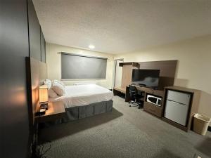 Postel nebo postele na pokoji v ubytování SureStay by Best Western Smithers